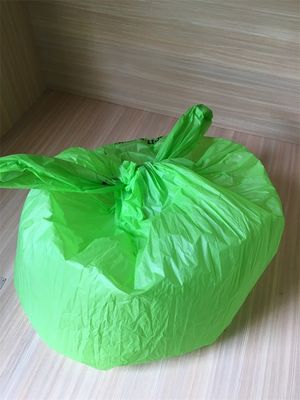 Les déchets entièrement biodégradables compostables verts mettent en sac des revêtements de poubelle