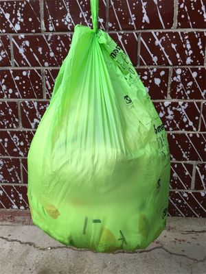 La poubelle en plastique compostable biodégradable met en sac le logo adapté aux besoins du client
